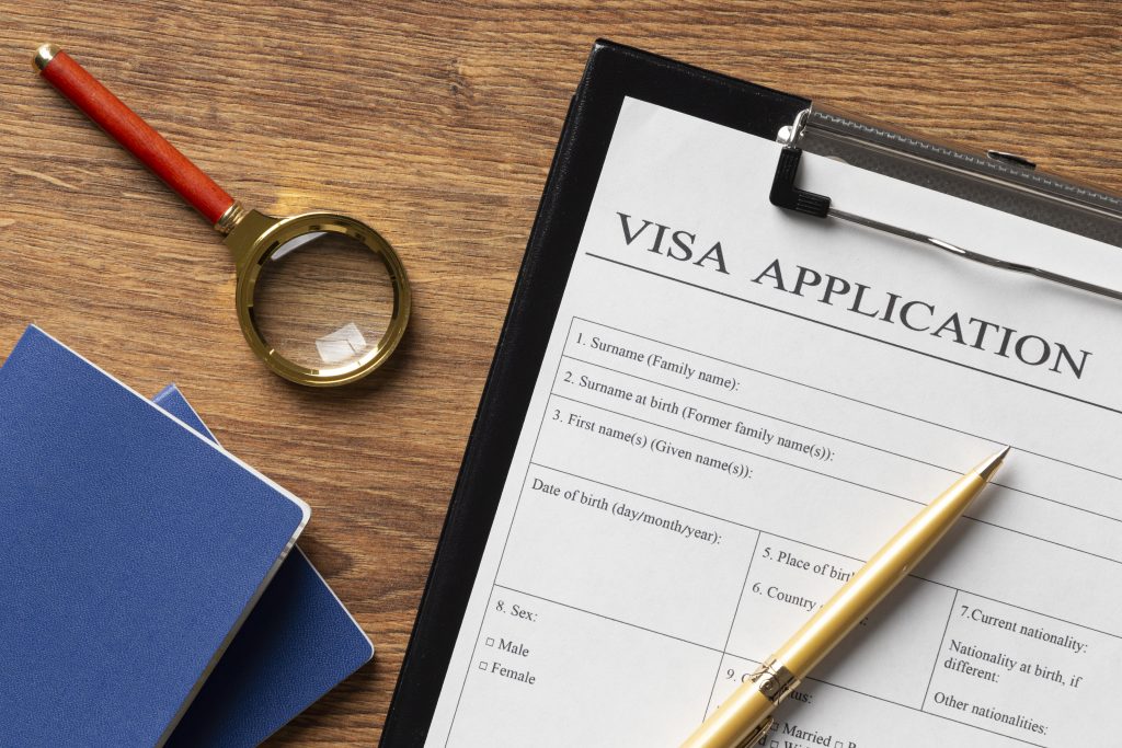 Resimde Kanada vizesi almak için doldurulması gereken bilgilerin yer aldığı bir kağıt parçası görülmektedir