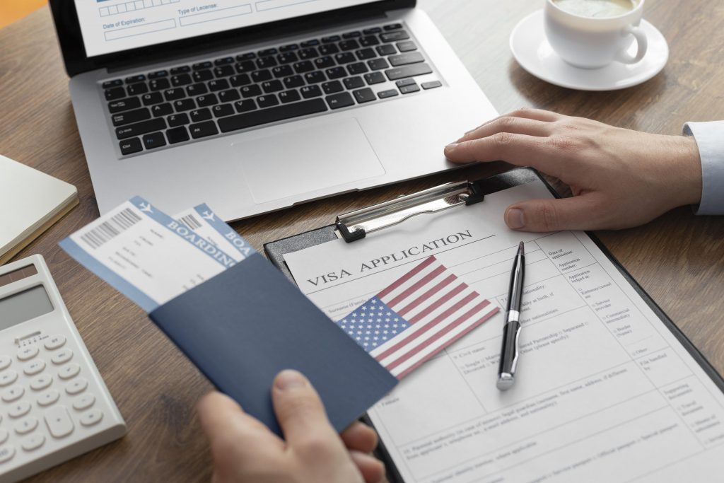 Mężczyzna wypełnia dokumenty, aby ubiegać się o wizę do USA